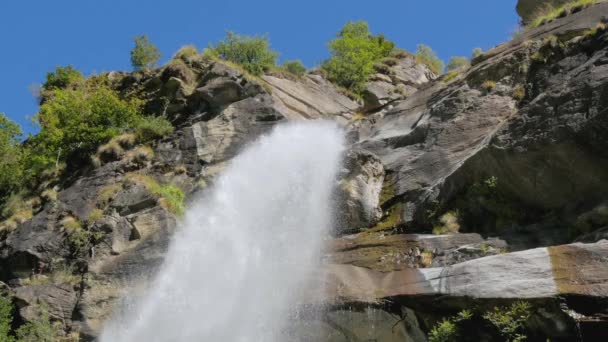 Alpské vodopád — Stock video