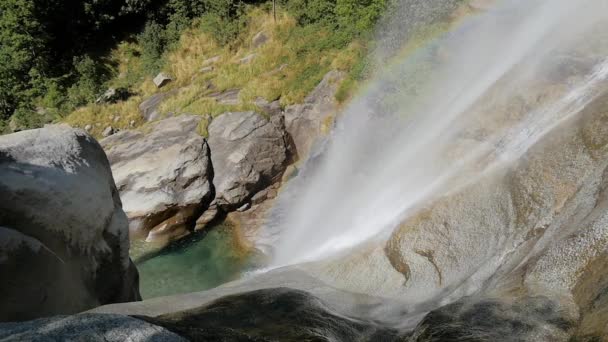 Cachoeira alpina — Vídeo de Stock