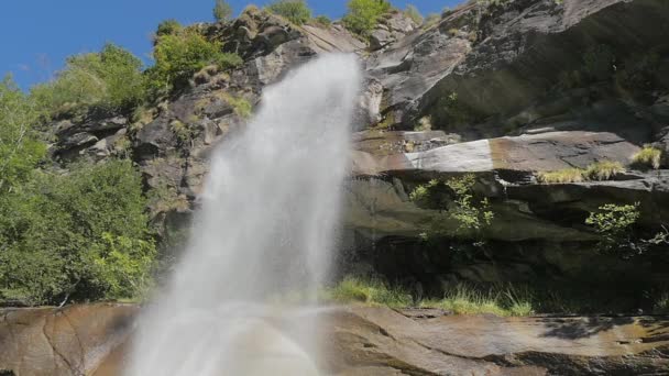 Alpiner Wasserfall — Stockvideo