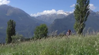 güzel köylü kız dirgen ile