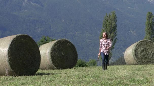 Hermosa chica campesina con horquilla — Vídeo de stock