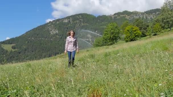 Hermosa chica de granja con horquilla — Vídeo de stock