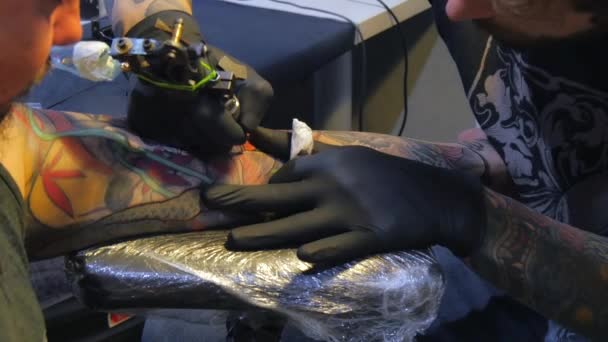 Tattoo kunstenaar op het werk — Stockvideo