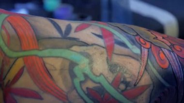 iş yerinde dövme sanatçısı