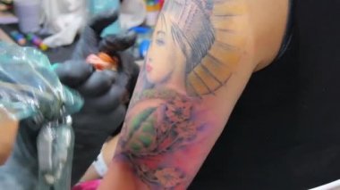 iş yerinde dövme sanatçısı