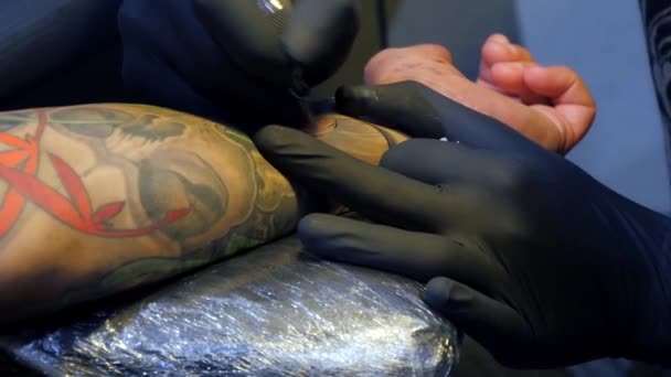 Iş yerinde dövme sanatçısı — Stok video
