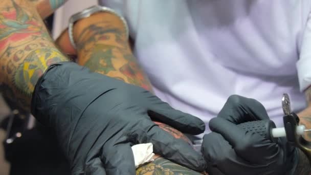 Tatuaje artista en el trabajo — Vídeos de Stock