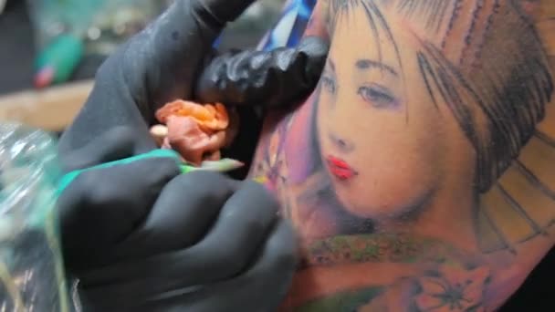 Tatuaje artista en el trabajo — Vídeo de stock