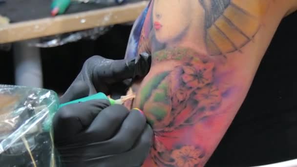Tattoo artist at work — Stock Video