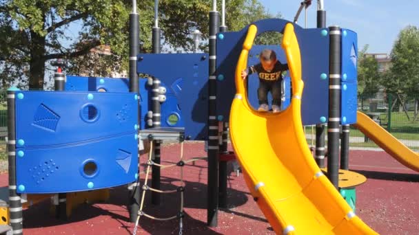 Pouco chld se divertindo em um playground ao ar livre — Vídeo de Stock