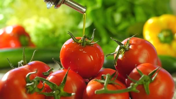 Verter aceite de oliva sobre los tomates — Vídeos de Stock