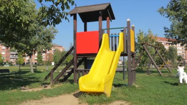 Piccolo chld divertirsi in un parco giochi all'aperto — Video Stock