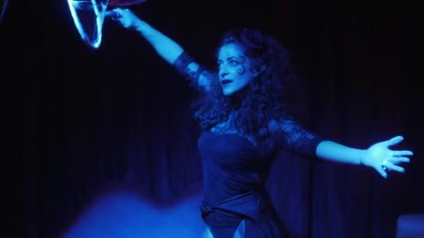 Feminino performer em bolhas de sabão show mágico — Vídeo de Stock