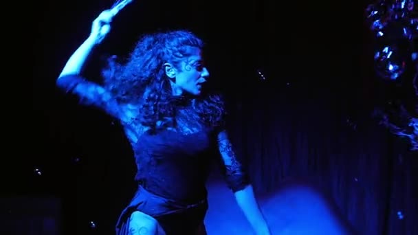 Vrouwelijke performer in zeepbellen magiër weergeven — Stockvideo