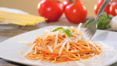 İtalyan spagetti domates soslu yemek