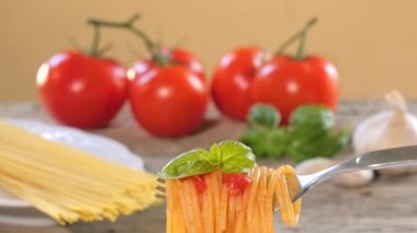 İtalyan spagetti domates soslu yemek