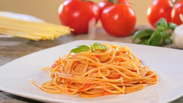 Špagety s parmazánem sýrem a rajčatovou omáčkou — Stock video
