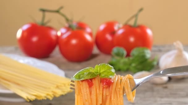 Comer espaguetis italianos con salsa de tomate — Vídeo de stock