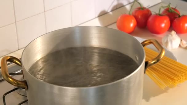 Cooking italian spaghetti — Stock Video