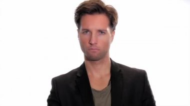 genç adam eliyle dur işareti yapmak