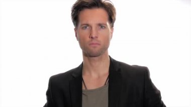 Kızgın genç adam beyaz arka plan üzerinde