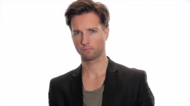 başparmak aşağı gösteren genç adam