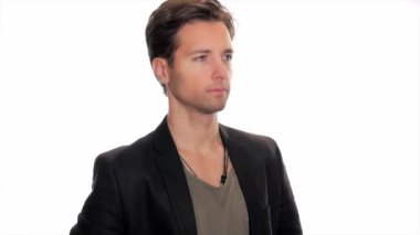 göz kırpıyor ve gülümseyen genç adam