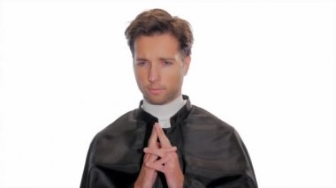 Genç Katolik rahip bir dua
