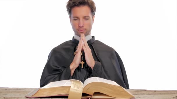 Ung katolsk präst säger en bön — Stockvideo