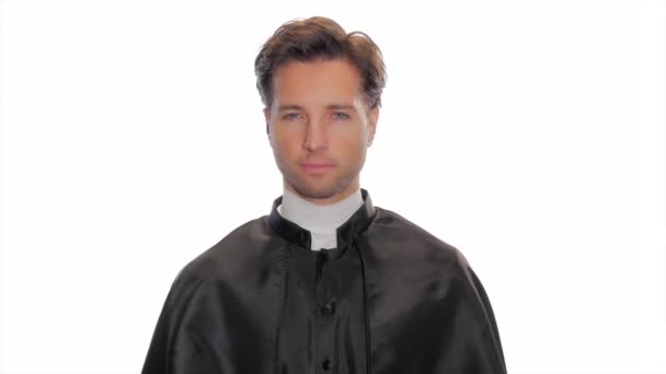 Joven sacerdote católico haciendo la señal de la cruz — Vídeo de stock