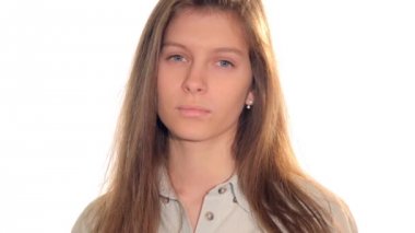 Genç ve güzel kadın bir sessizlik işaret yapıyor