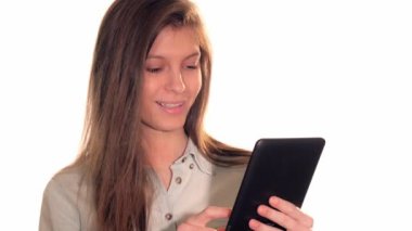 jeune femme travaillant sur son ordinateur tablette