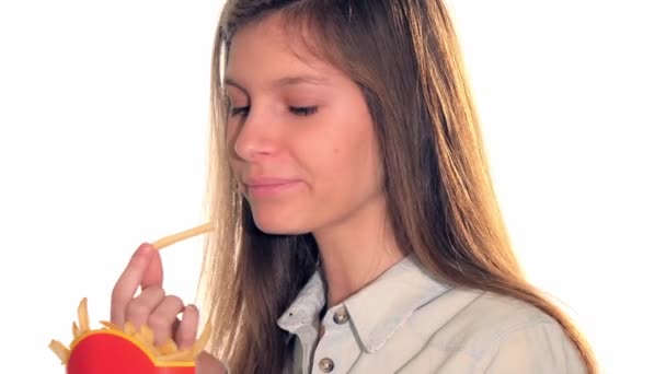 Mooie jonge vrouw eten french-fried aardappelen — Stockvideo