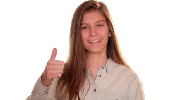Aranyos lány csinál hüvelykujj-ig jelentkezik, mint fehér háttér — Stock videók