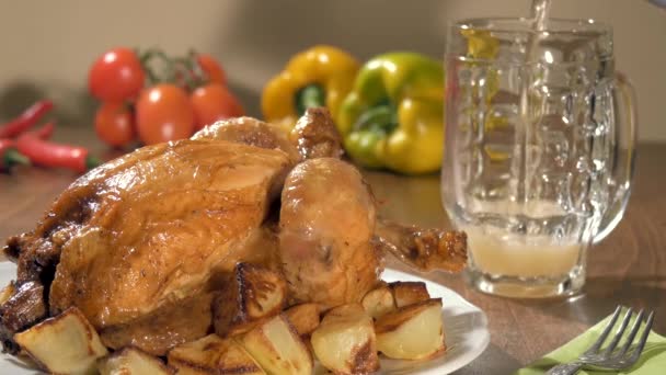 Pečené kuře a nalévání piva — Stock video