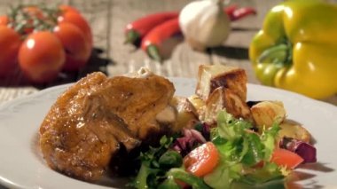 Kızarmış tavuk fırında patates ve salata ile