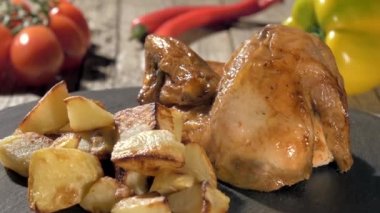 Kızarmış tavuk döner taş plaka üzerinde fırında patates ile