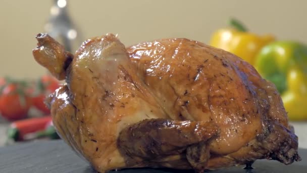 Pollo arrosto su piatto di pietra rotante — Video Stock