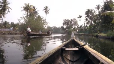 Kerala Backwaters, Güney Hindistan. Kano ve motorlu tekne, Mart 2015