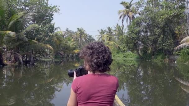 Fotografin erkundet Backwaters von Kerala mit dem Kanu — Stockvideo