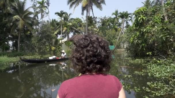 Vrouw backwaters van kerala verkennen door kano — Stockvideo