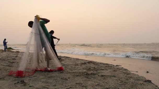コチンでの伝統的な釣り,南インド,2015年3月 — ストック動画