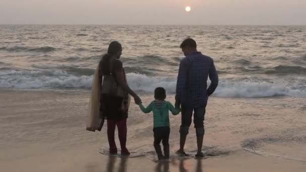 Familie indiană fericită împreună mână în mână pe plaja alappuzha, martie 2015 — Videoclip de stoc