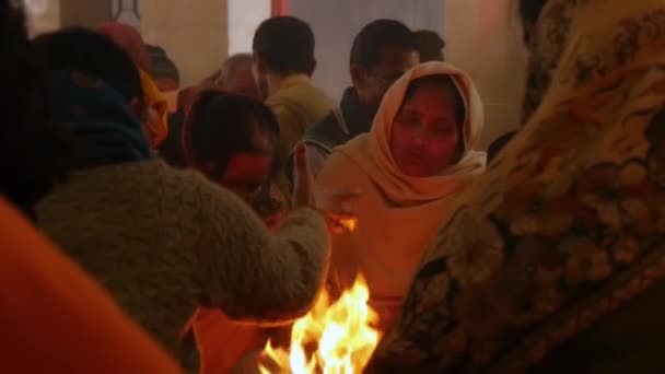 Varanasi, Índia. Pessoas fazendo oferendas em um fogo consagrado, março 2015 . — Vídeo de Stock