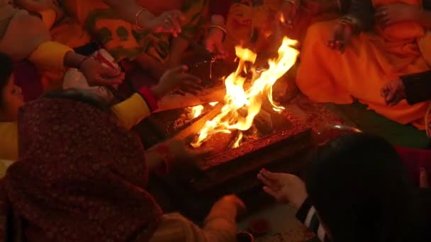 Varanasi, India. Emberek, hogy kínálatát egy megszentelt tüzet. Március 2015. — Stock videók