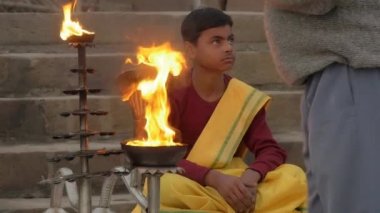 varanasi, hindistan, genç keşiş ve kutsal ateş