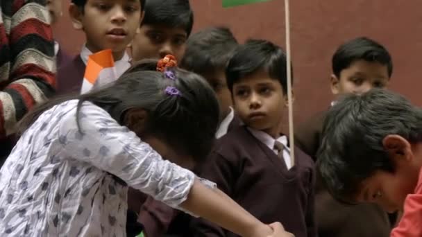 Varanasi, Hindistan, Cumhuriyet Bayramı, 26 Ocak. Dans eden çocuklar ve bayraklar. Mart 2015. — Stok video