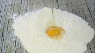 un yavaş hareket içine yumurta dökme