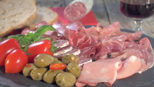 Piatto di carne stagionato italiano rotante — Video Stock