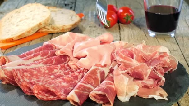 Bandeja de carne curada italiana giratoria — Vídeo de stock